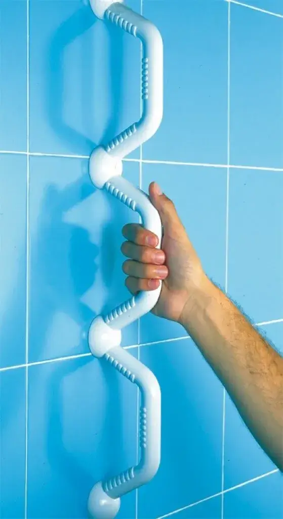 Asidero antideslizante de ducha instalado en pared
