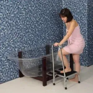 Escalón movil de ducha con barandillas con usuario