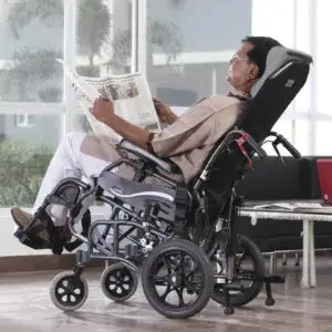 Silla de ruedas basculante de aluminio plegable Vip reclinada y con usuario