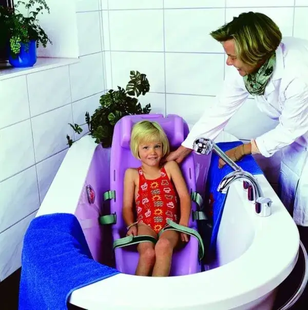 Silla infantil de baño con usuario en la bañera