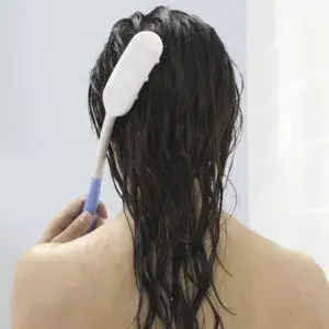 Cepillo adaptado para lavarse el pelo en uso